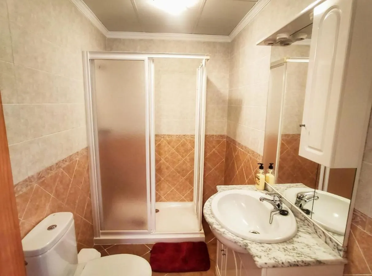Casa Amplia Con Terraza En La Vinuela Villa